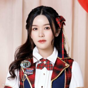 https://www.instagram.com/earth.bnk48official