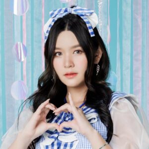 https://www.instagram.com/earth.bnk48official